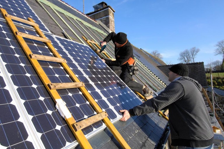 Conseils d'experts pour l'entretien de vos panneaux photovoltaïques à Cugnaux