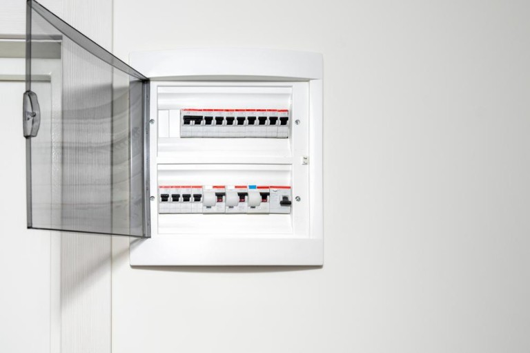 Dépannage électrique à Cugnaux : les situations qui nécessitent un pro